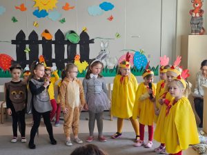 Dzieci występują na scenie