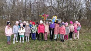 Dzieci na spacerze z Marzanną