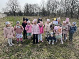 WSPÓLNE ZDJĘCIE DZIECFI NA ŁONIE NATURY