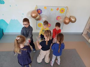 WRĘCZANIE DZIEWCZYNKOM UPOMINKÓW