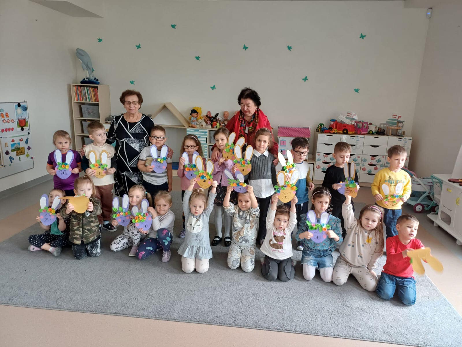 WSPÓLNE ZDJĘCIE DZIECI Z PANIAMI Z DOMU SENIORA