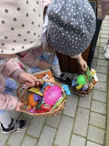 SZUKANIE KOSZYCZKÓW NA PLACU ZABAW PRZEZ DZIECI