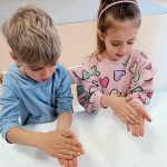 DZIECI BAWIĄ SIĘ PIANKĄ MULTISENSORYCZNĄ