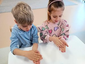 DZIECI BAWIĄ SIĘ PIANKĄ MULTISENSORYCZNĄ