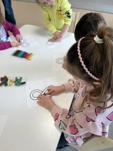DZIECI WYKONUJĄ PRACE PLASTYCZNE