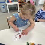 DZIECI WYKONUJĄ PRACED PLASTYCZNE ZE ZNAKIEM NIESKOŃCZONOŚCI