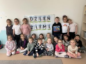 ZDJĘCIE DZIECI Z NAPISEM DZIEŃ ZIEMI