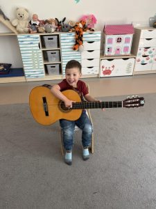 CHŁOPIEC GRA NA GITARZE