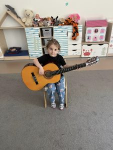 DZIEWCZYNKA GRA NA GITARZE