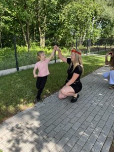 DZIEWCZYNKA TAŃCZY KRAKOWIAKA Z MAMĄ