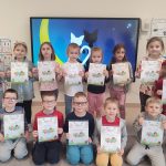 15 dzieci pozuje do wspólnego zdjęcia z dyplomami za wykonanie kota z recyklingu.