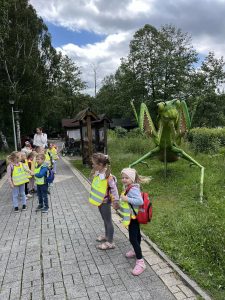 DZIECI SPACERUJĄ PO PARKU OWADÓW