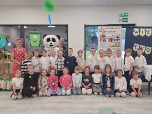 Dzieci z Pandą Recyklinką i Panią Jarzębinką