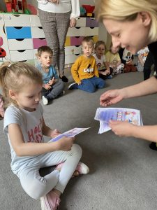 Pani instruktor tańca wręcza dzieciom dyplomy "Super Tancerza"