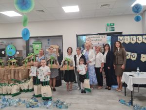 Dzieci i nauczycielki odbierające nagrody od Jury