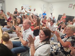 Rodzice oklaskują występy swoich dzieci.