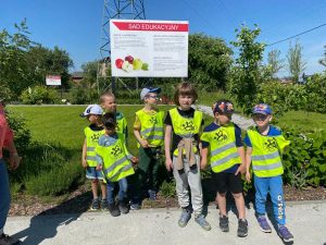 Chłopcy odwiedzają sad edukacyjny