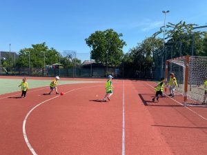 Zabawy sportowe na boisku