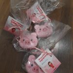 Zdjęcie przedstawia prezenty jakie dziewczynki z grupy rybki otrzymały - portfelik i brelok.