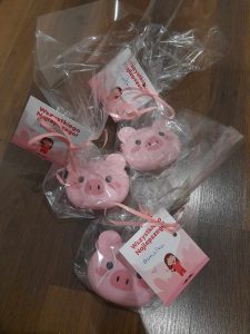 Zdjęcie przedstawia prezenty jakie dziewczynki z grupy rybki otrzymały - portfelik i brelok.