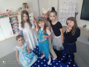 Pięć dziewczynek przebranych pozuje do wspólnego zdjęcia.