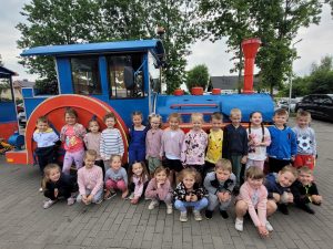 Dzieci przed kolejką turystyczną