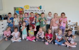 Cała grupa pozuje do zdjęcia