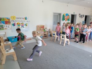 Dzieci rywalizują w zabawie sportowej