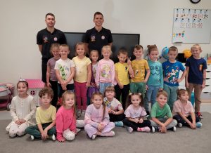 Zdjęcie grupowe ze sportowcami