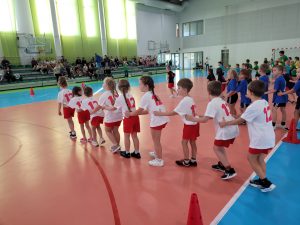 Dzieci biorące udział w konkurencji sportowej na hali