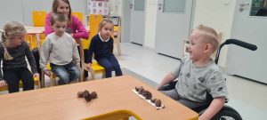 Chłopiec układa sekwencje z darów jesieni