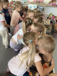 Dziewczynki składają życzenia kolega z grupy z okazji ich świeta