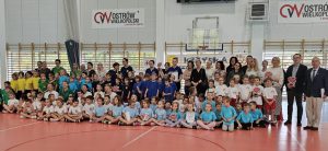 Wszyscy uczestnicy, organizatorzy i opiekunowie zawodów pozują do zdjęcia