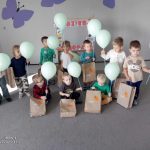 Chłopcy stoją z balonami