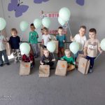 Chłopcy trzymają balony