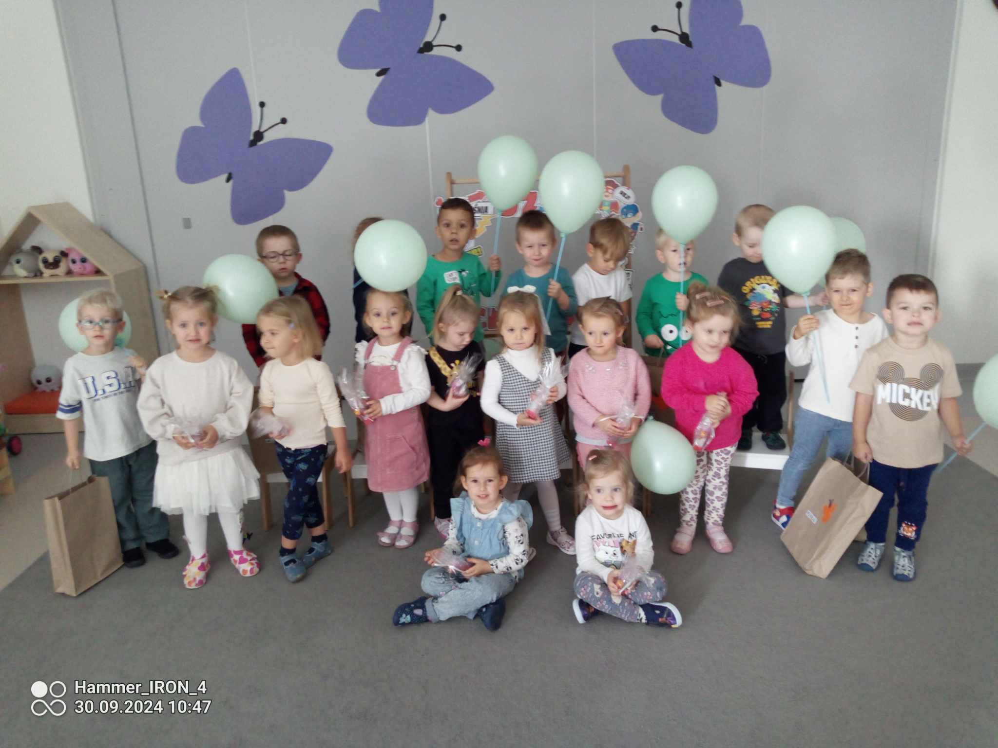 Zdjęcie chłopców i dziewczynek
