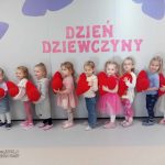 Dziewczynki trzymają serduszka