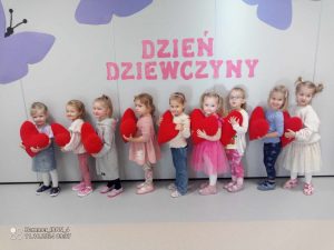 Dziewczynki trzymają serduszka