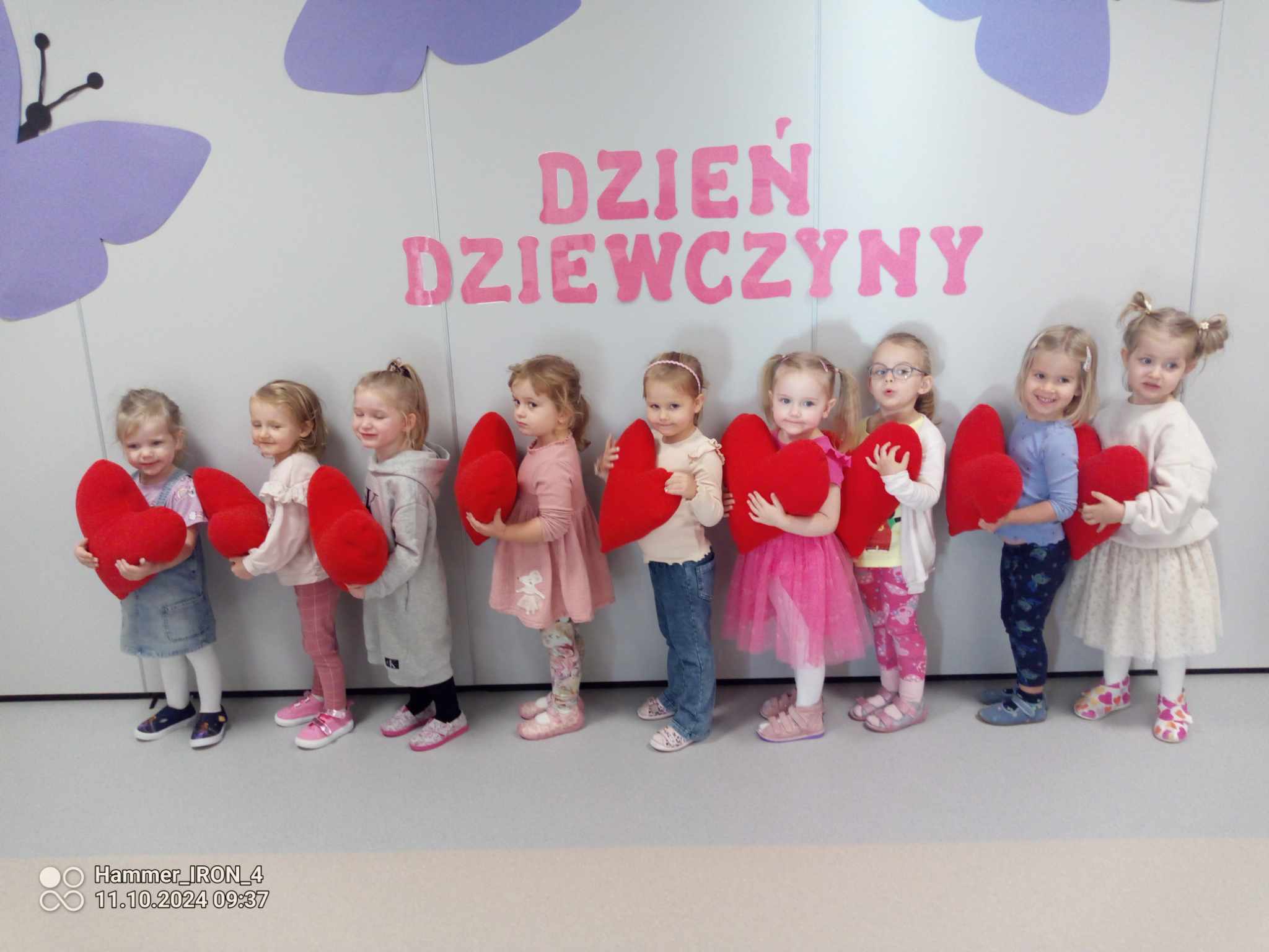Dziewczynki trzymają serduszka