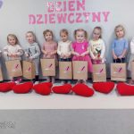 Dziewczynki stoją do zdjęcia