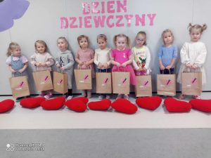 Dziewczynki stoją do zdjęcia