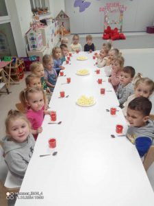 Dzieci jedzą galaretkę