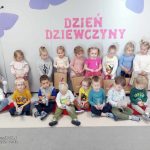 Dziewczynki i chłopcy stoją trzymają prezenty