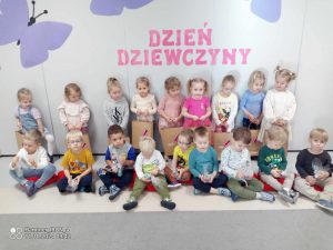 Dziewczynki i chłopcy stoją trzymają prezenty