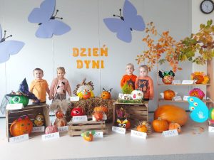 Dzieci stoją ze swoją dynią