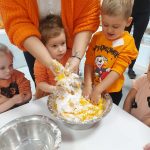 Dzieci robią ciasto dyniowe