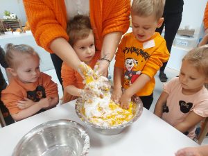 Dzieci robią ciasto dyniowe