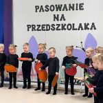 Dzieci trzymają owoce.