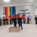 Dzieci wkładają owoce do kosza