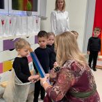 Pani dyrektor pasuje dziecko